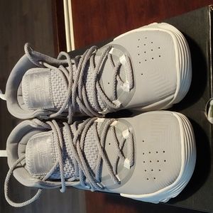 Boys Under Armour sneakers Size 4.5